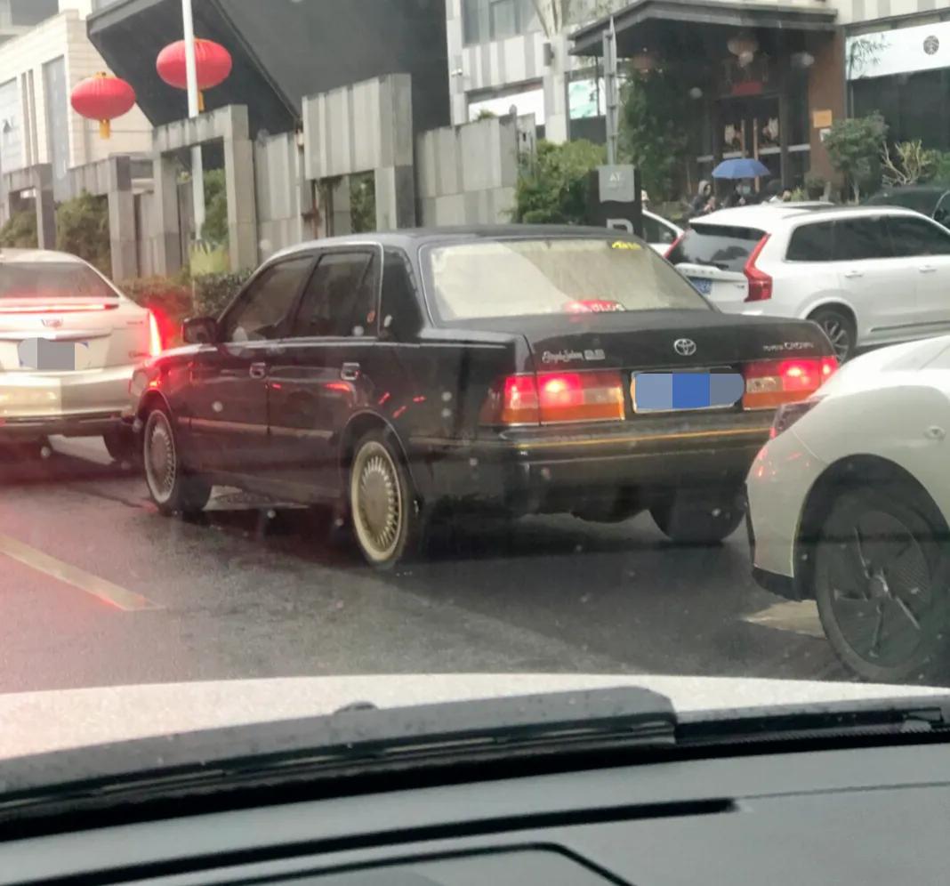 经典的皇冠在路上不太容易见到，这款丰田皇冠在广东看到的几率，远远要超过内部省份吧