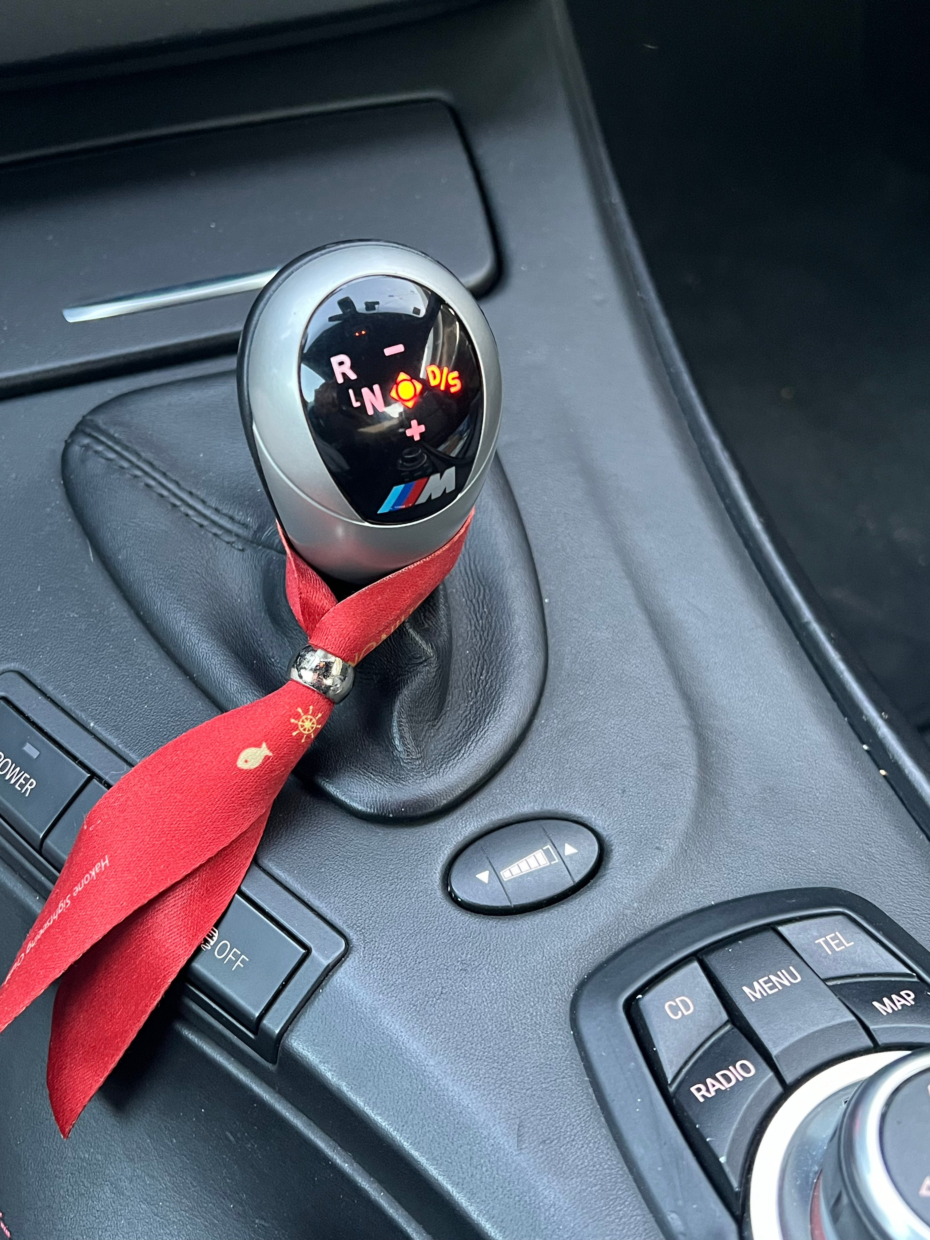 昨天见到栗子，就问他一些E92的问题，我说这个车好可惜，没有运动模式，有的时候变