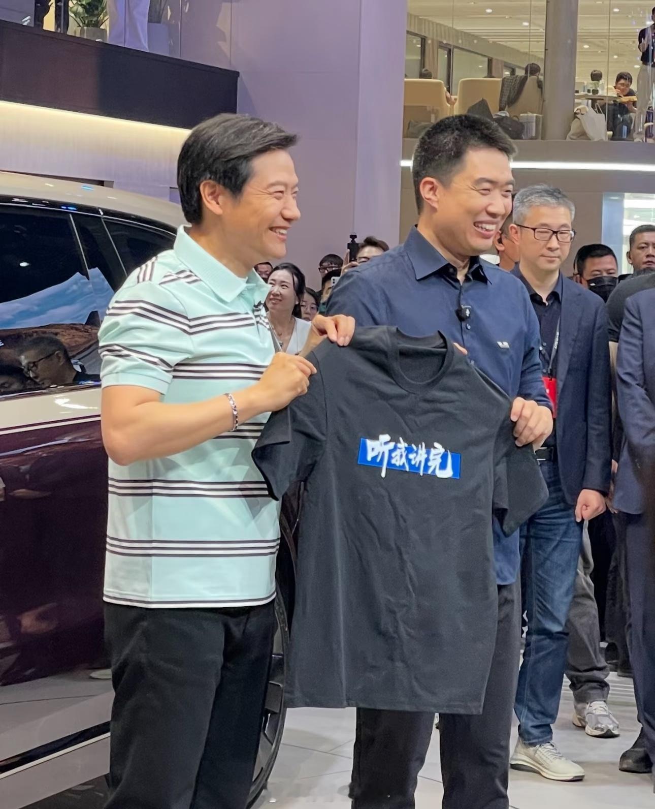雷军送给车企同行们的T恤比较关注车圈的朋友应该都发现了，这次雷总在北京车展上给同