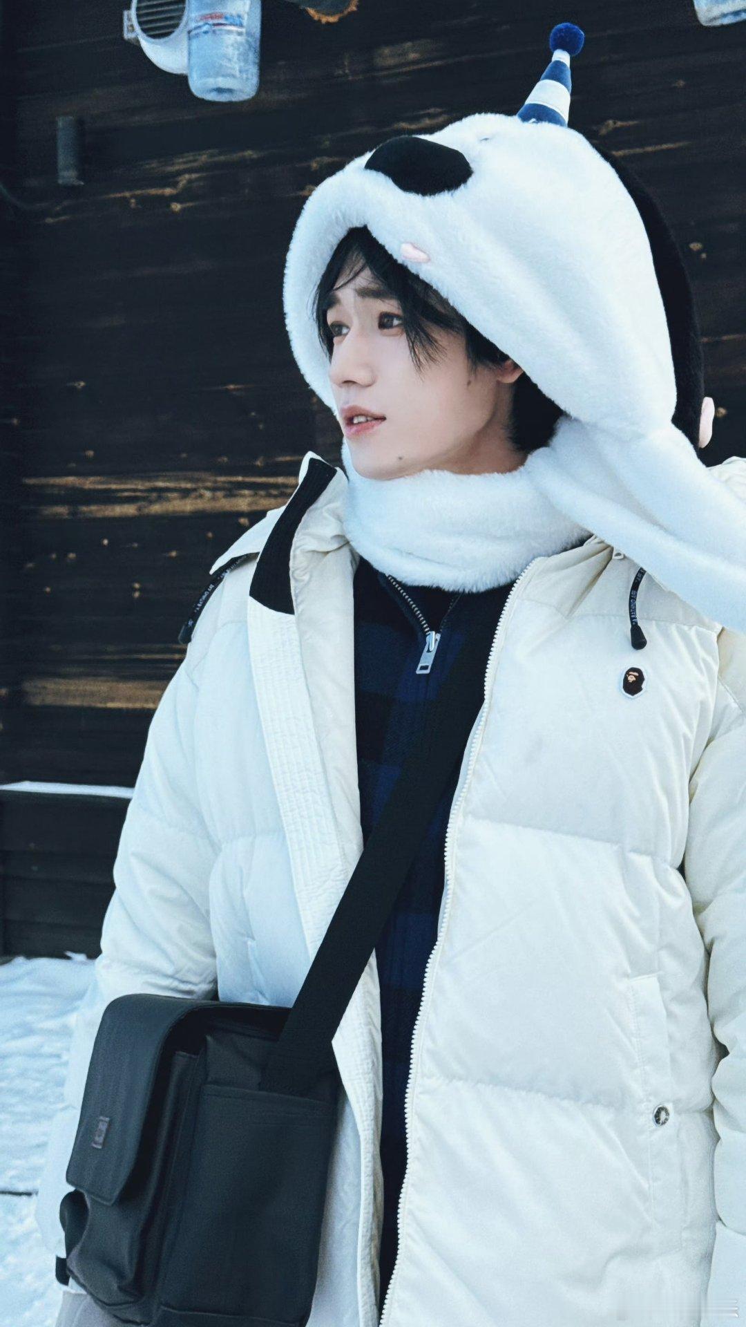 宋亚轩中指无名指比耶原来剪刀手还可以这样比啊，怎么会有如此人间萌物