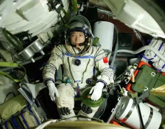 400公里高空，中国空间站里，神舟二十三号乘组朱杨柱、张志远、黎家盈正在轨工作。