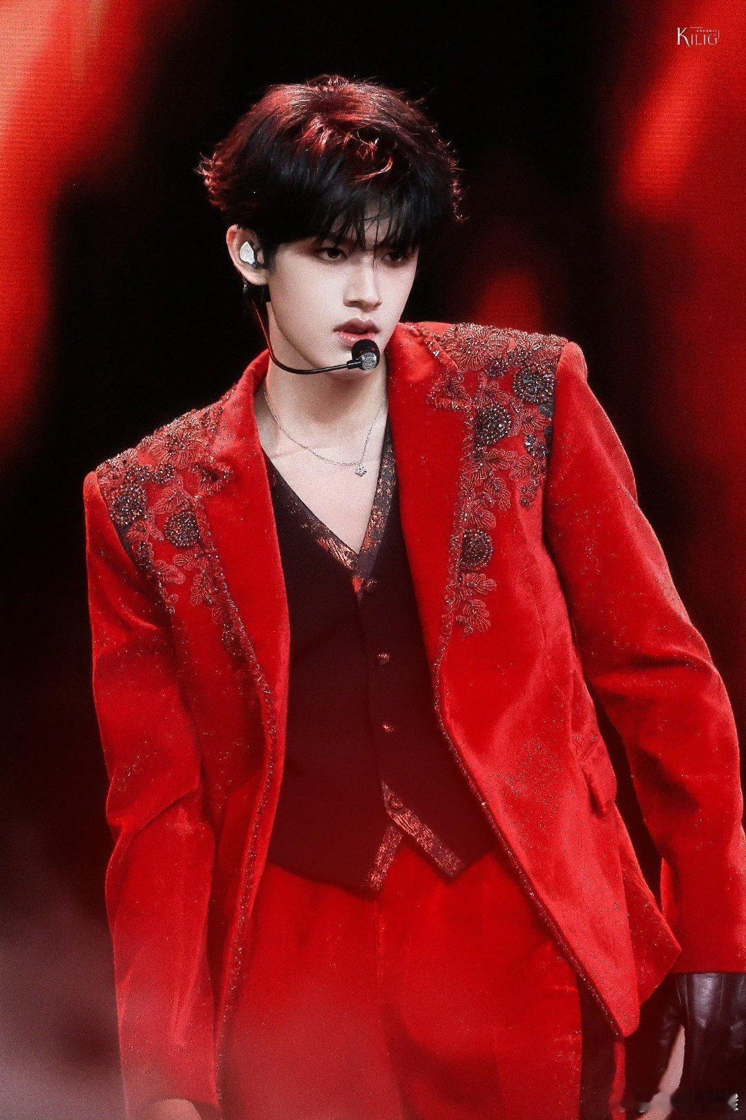 张极脸蛋天才来的 追光打在张极身上的瞬间，那双眼睛和轮廓真的太抓人了，温柔底下藏