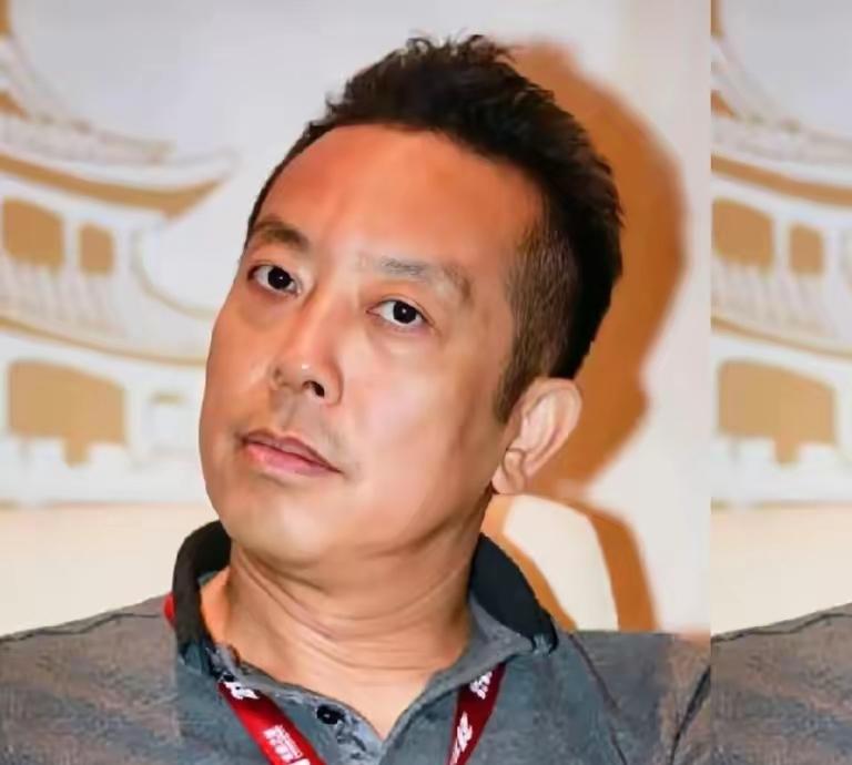 贾国龙这回真被扒得底儿掉！
 
出身医疗世家却扎进餐饮圈，反差也太大了！爹是医院