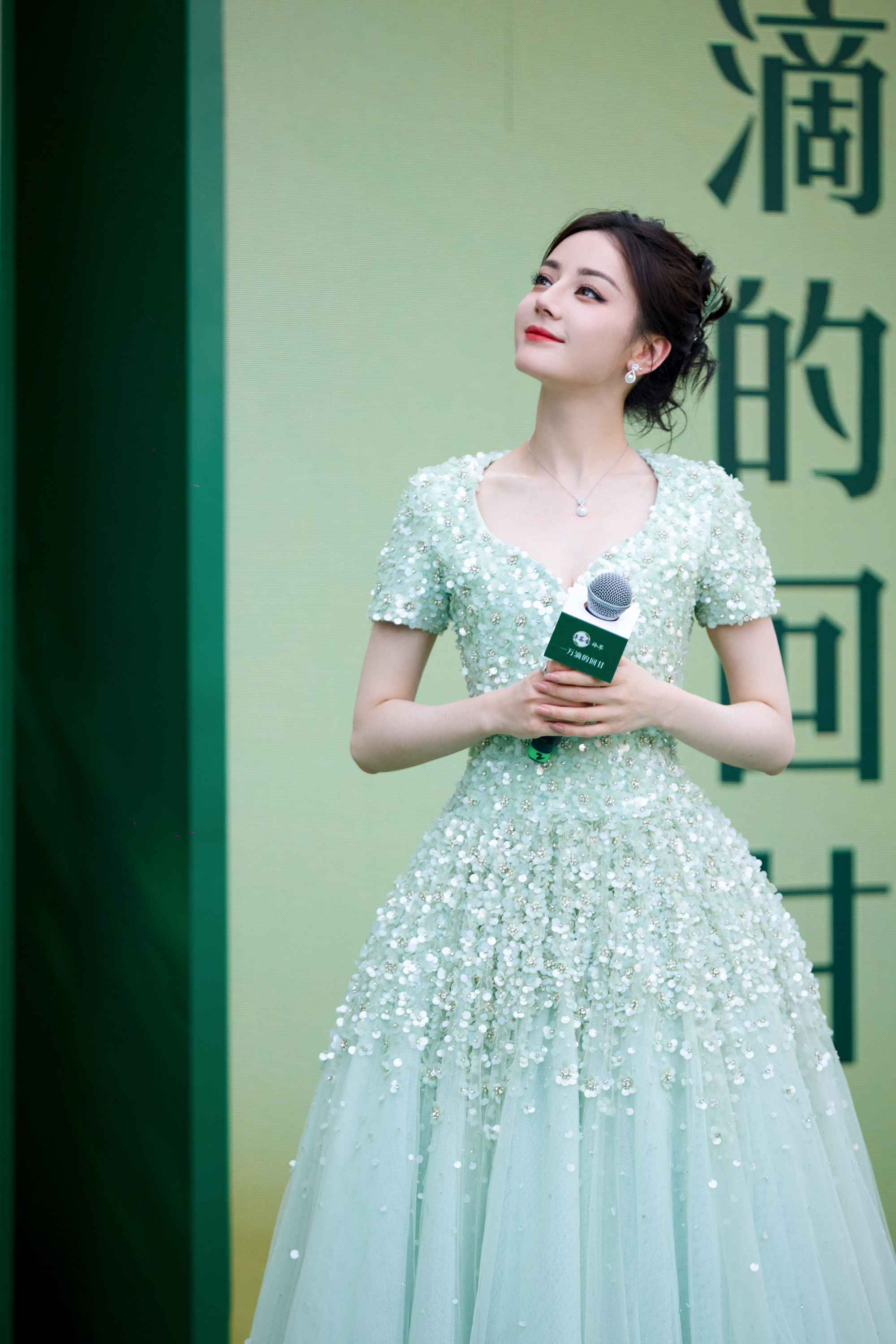 迪丽热巴蓝白镂空高定裙，热巴的异域之美我是GET到了 ​​​