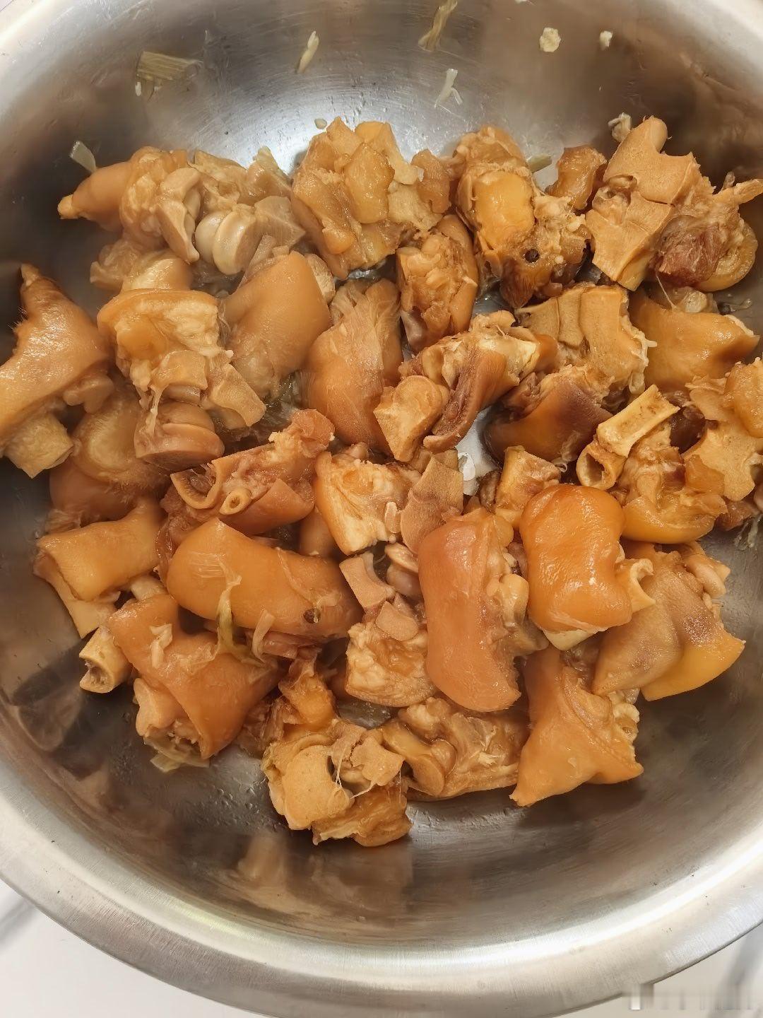 李爷减肥计划 减肥的第一百天。忙活了一上午，卤猪蹄出炉。它真的，太香了。