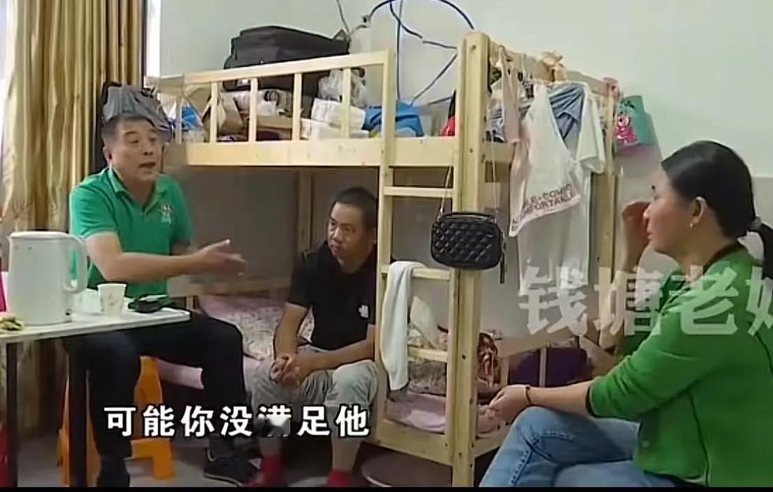 “结婚二十多年，一年见一次面，就这一次，她还不让我碰！”

这话不是气话，是黄大