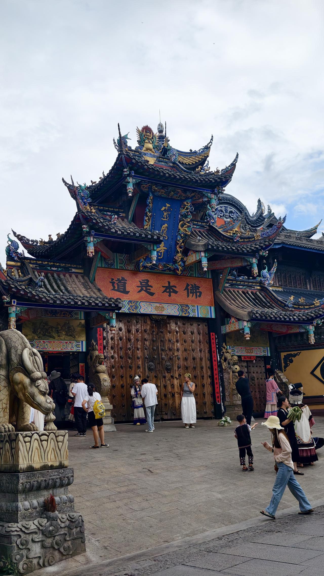 西昌市的大石板古村灵鹰寺与建昌古城
西昌的灵鹰寺始建于明代，是建造中的精品之作，