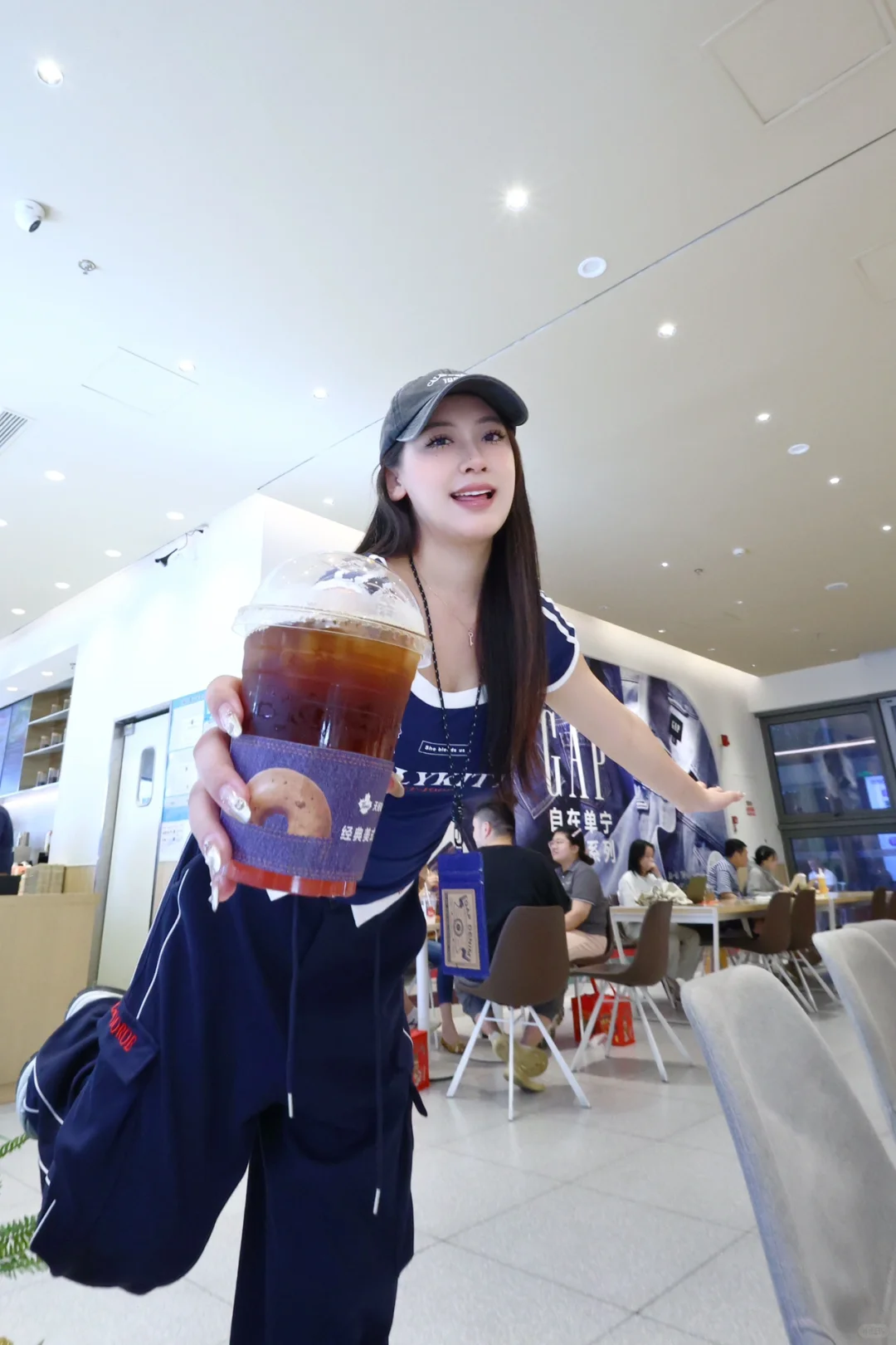 💥大新闻！GAP和Tims跨界联名，这波操作太炸了！👖☕ GAP和...