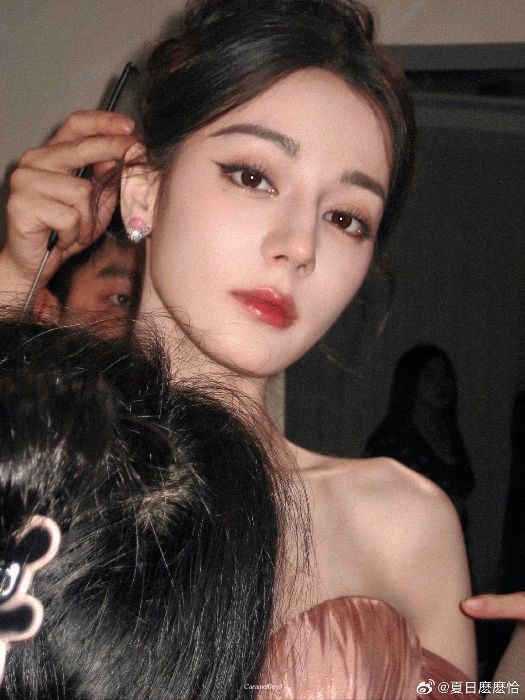 迪丽热巴 滞留迪拜 工作室发文迪丽热巴原定以Dior全球品牌大使身份出席巴黎时装