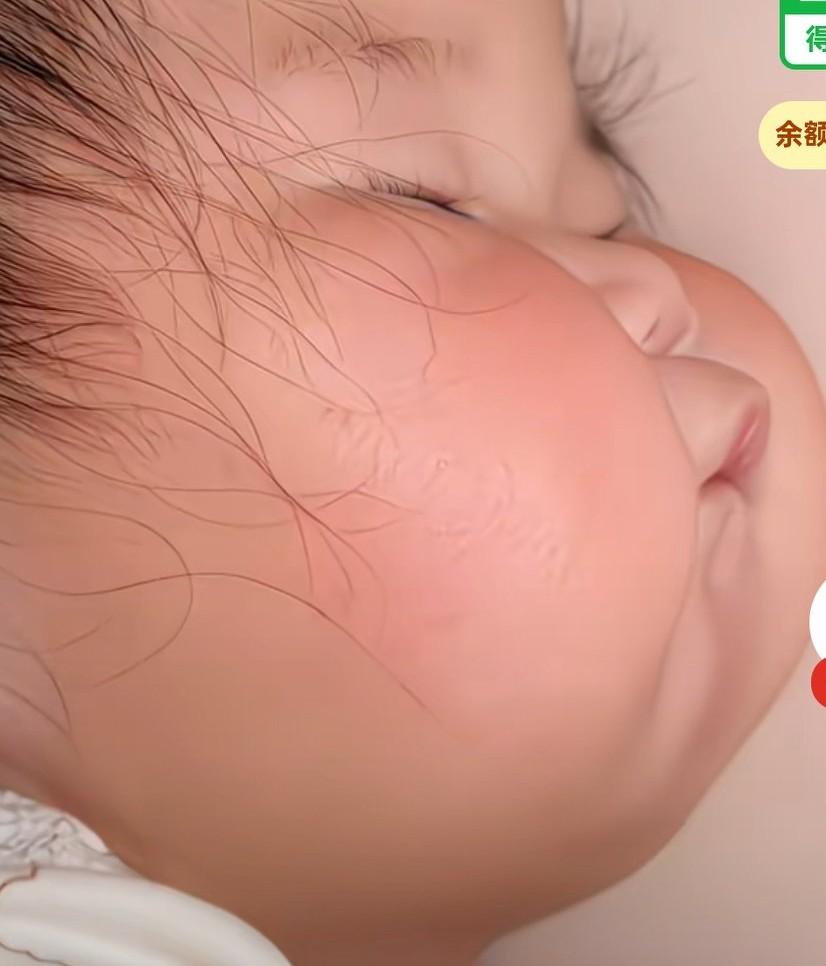 宝宝睡觉时把手放在脸上，结果万万没想到，把手拿开立马变成了蜡笔小新。
网友说，原