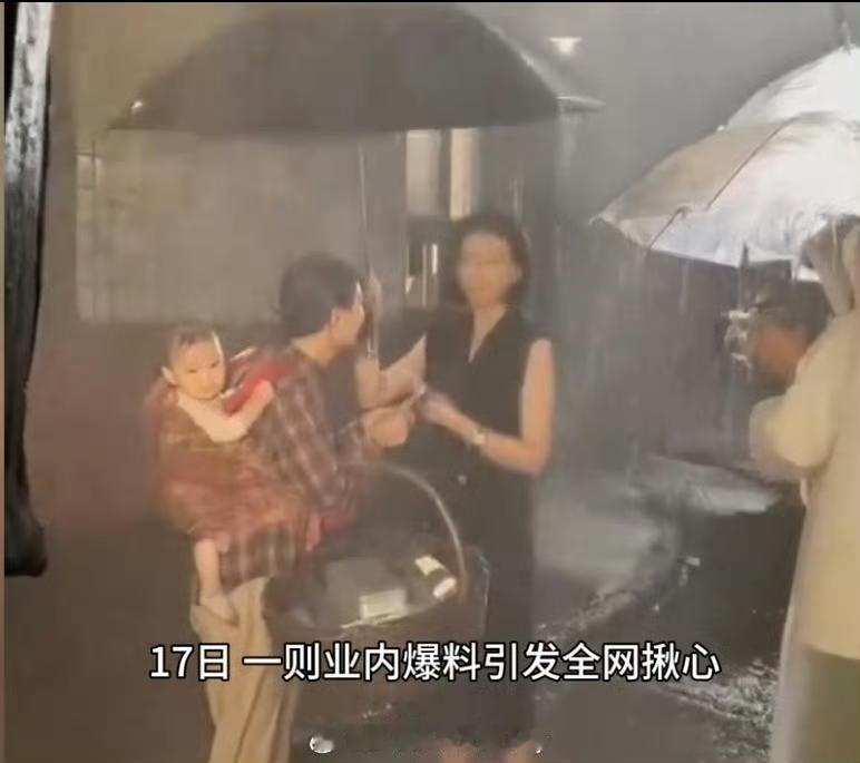 深冬寒夜，洒水车喷出瓢泼冷水，一个婴儿被固定在演员背上，全身湿透哭得撕心裂肺。这