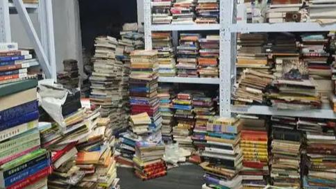 12月3日，天津一名博士因家中藏书量巨大引发关注。他的客厅、卧室和阳台都被堆满了