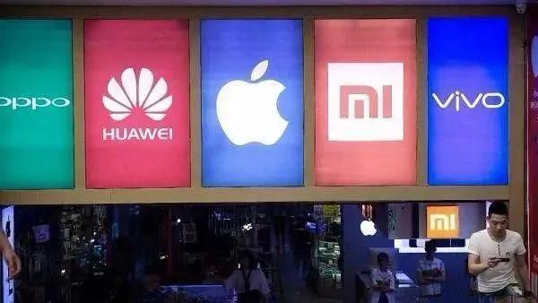 据说，一位数码博主长期发布带节奏、抹黑造谣某国产手机厂商的内容，被逮进去了，听说