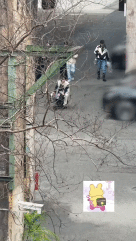 贺峻霖的摩托山路十八弯五十公里桃花坞 贺峻霖桃花坞骑摩托路透，少年感爆棚，就是路