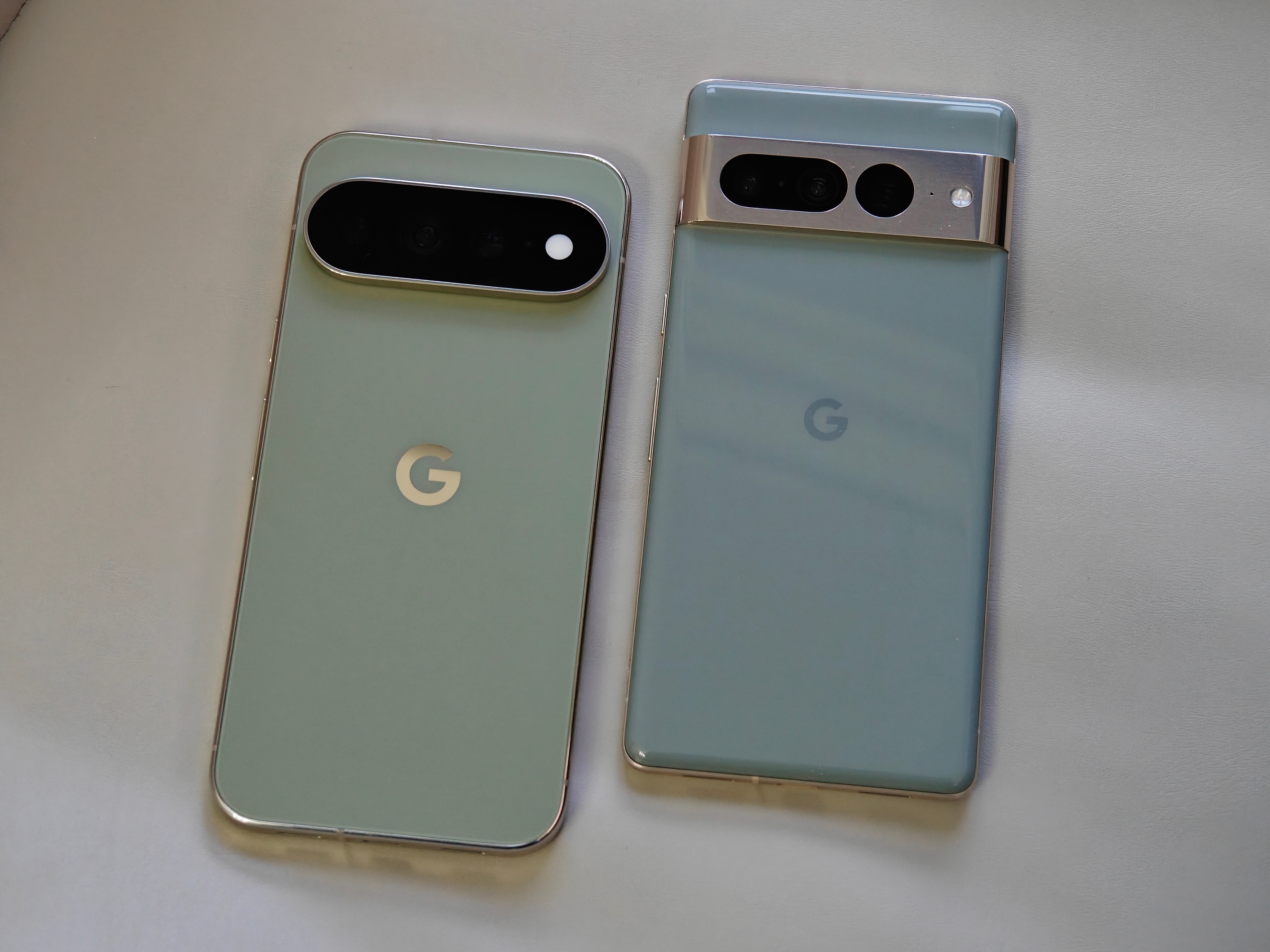 Pixel 11 Pro到手了，绿金配色让我想起之前的Pixel 7 Pro[思