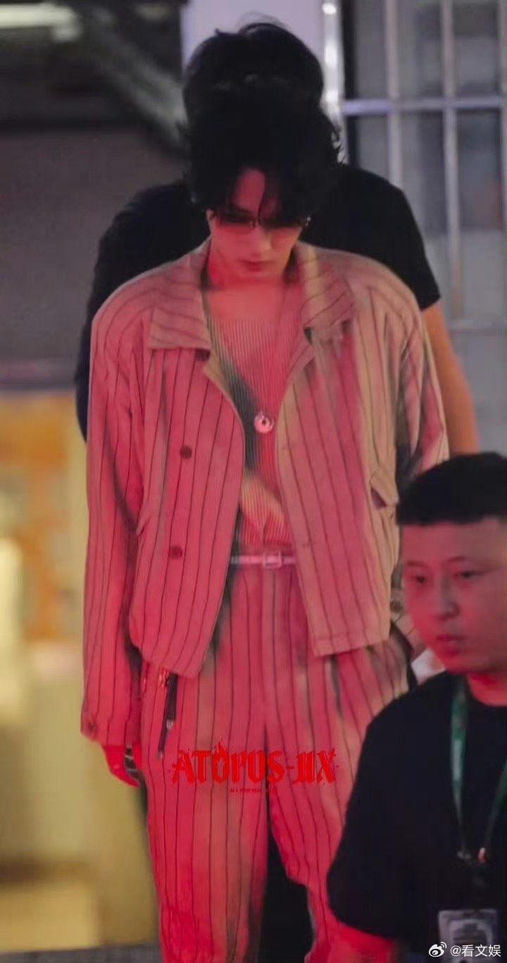 严浩翔顶奢加持严浩翔春夏男装系列秀款look 严浩翔｜新说唱上班，这一套帅惨了