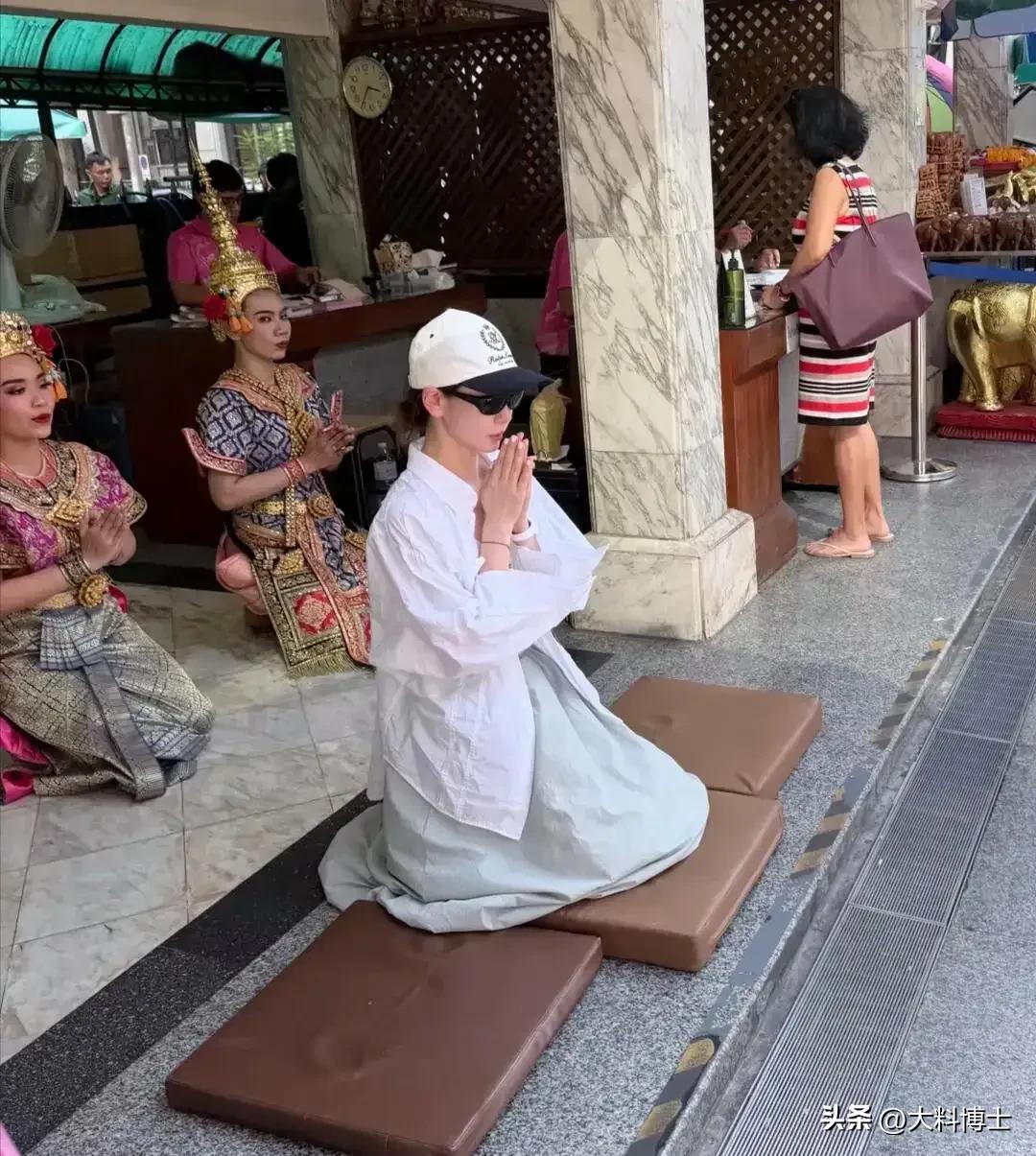 戚薇曼谷跪地祈福，与韩国老公漫步街头，没带孩子，享受二人世界
 
近日，网友在泰