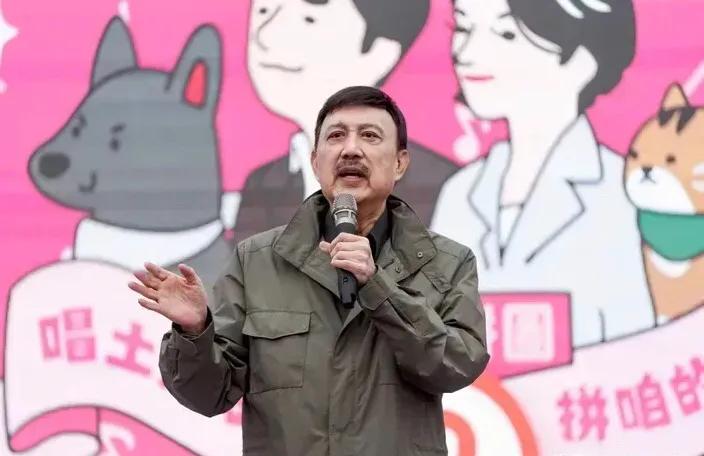 余天宣布退出民进档新北档部主委选举，原因是家人妻子李亚萍不同意他继续从政。余天曾