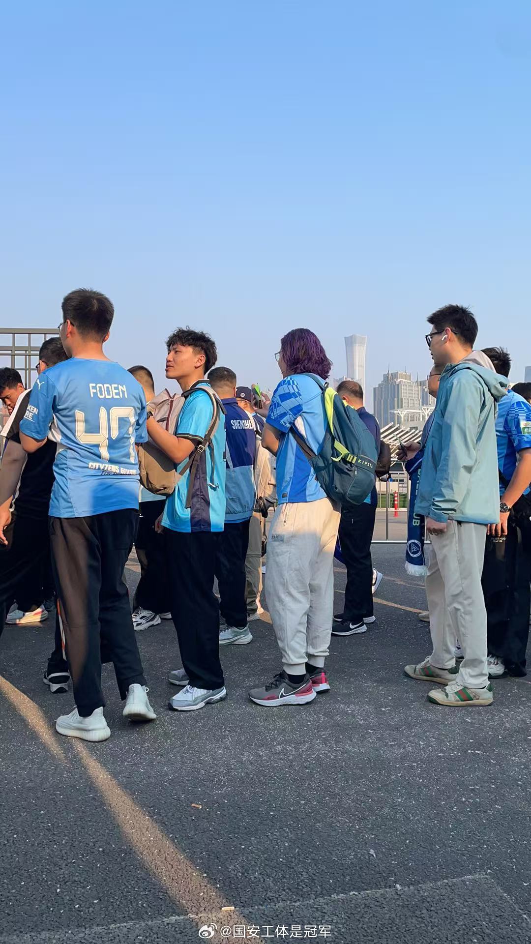 北京国安vs深圳新鹏城 客队球迷开始入场，今天客队球迷不到200人 ​​​