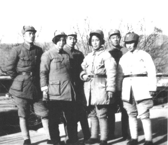 1944年，在河北省平山县晋察冀军区四分区时合影。左起:邓华、范景阳、易耀彩、范