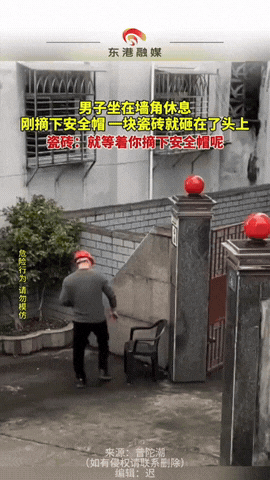 笑不活！福建一男子坐墙角休息，结果，他刚摘下安全帽，身后一块瓷砖就脱落，不偏不斜