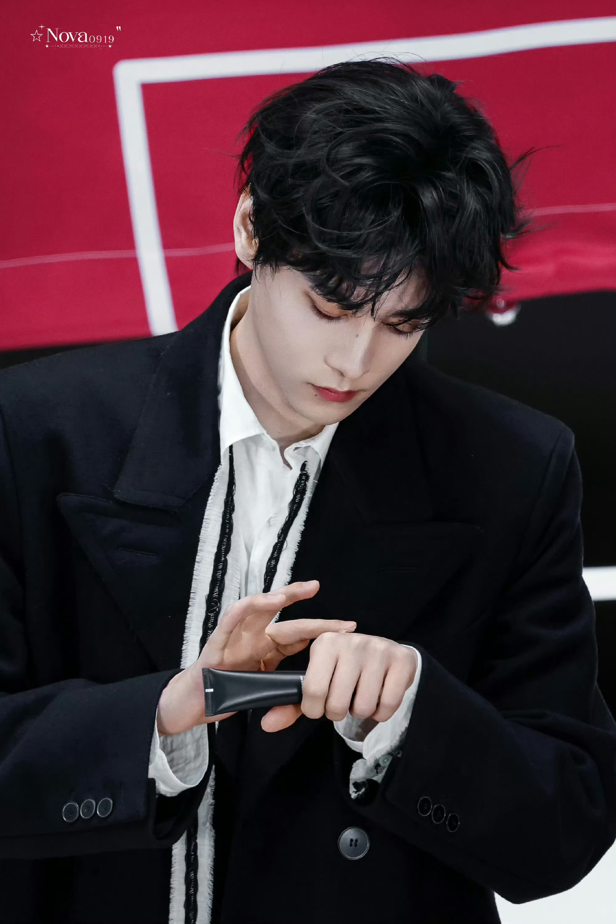 田栩宁水汪汪的一双眼田栩宁黑色大衣造型利落清爽，现场互动亲切。他清澈明亮的眼神成