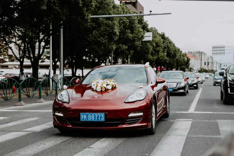 一辆婚车刷屏全网，藏着最动人的中国式浪漫
 
一场普通婚礼意外走红。主角不是奢华