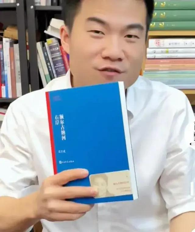 董宇辉在直播间，曾特别自豪地说道：“我一定要死后，在我的墓上刻一句话：我把一本非