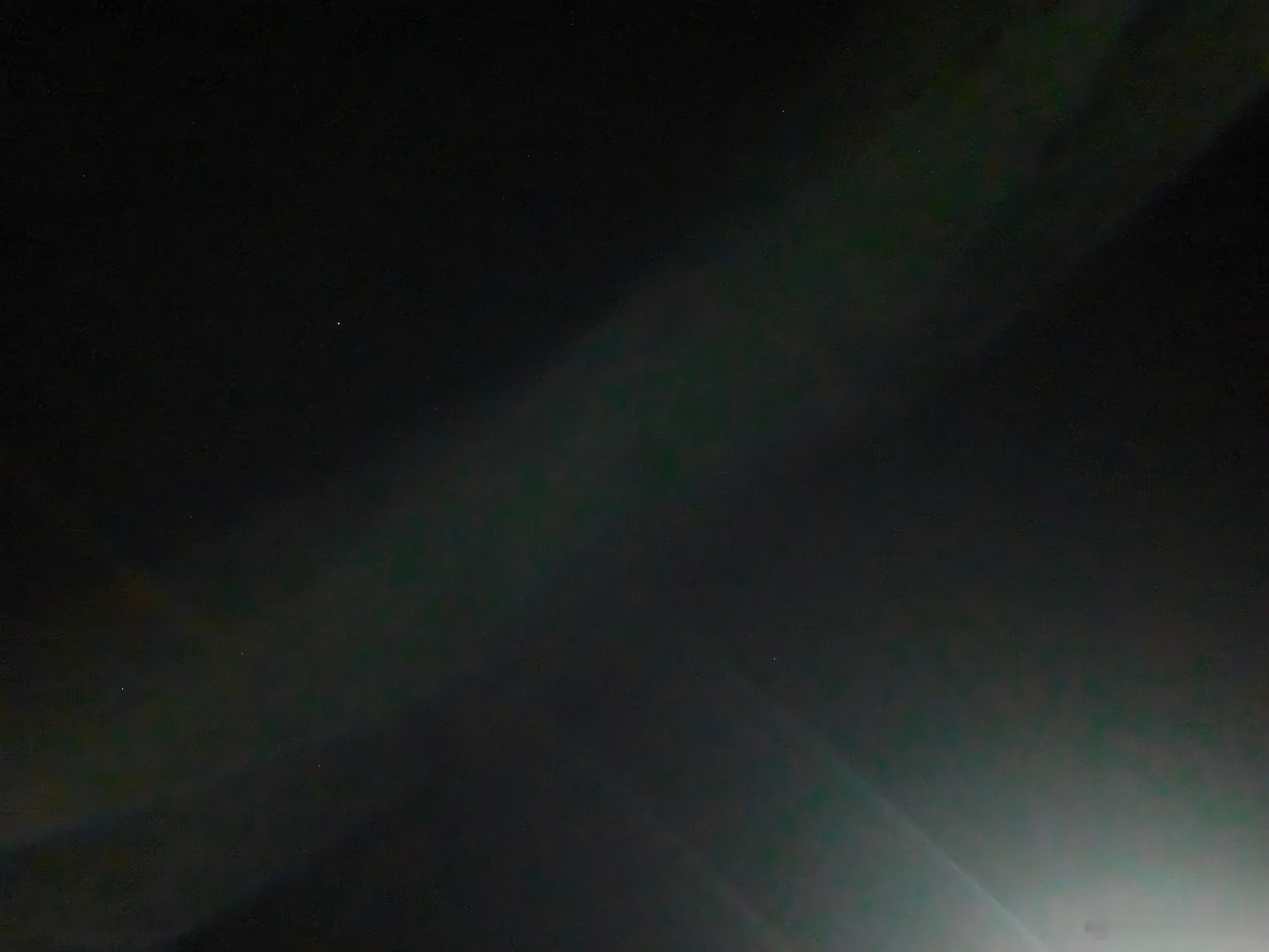 我拍到好多星星了，没有城市灯火的遮掩，星星都显得格外耀眼。 