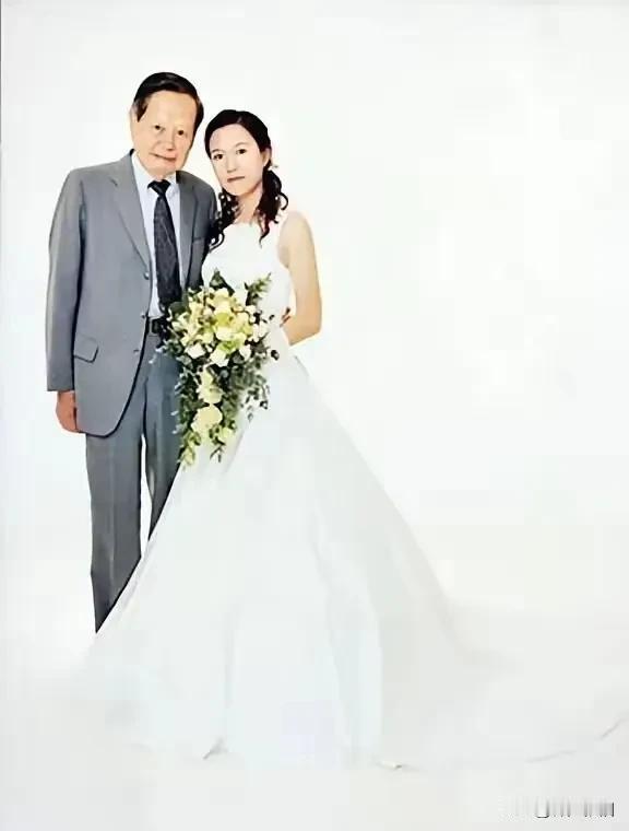 跨入时空的结婚照，2004年，随着相机的快门按下，此照便成永恒。很多人认为这段婚
