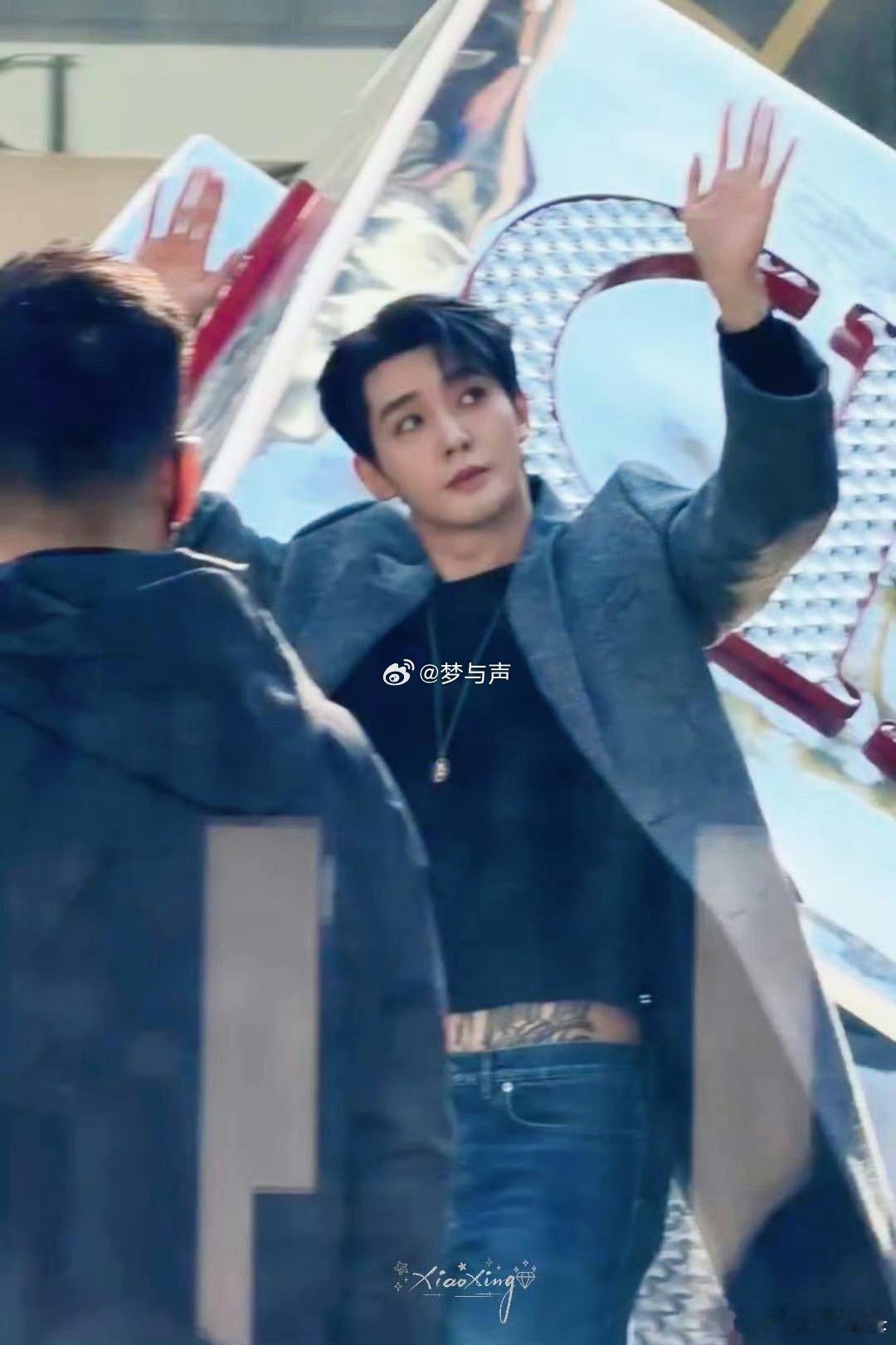 邓为腰上的纹身 别人露腰是营业，邓为露腰是艺术。毛衣严丝合缝，偏偏那秒抬手泄露春