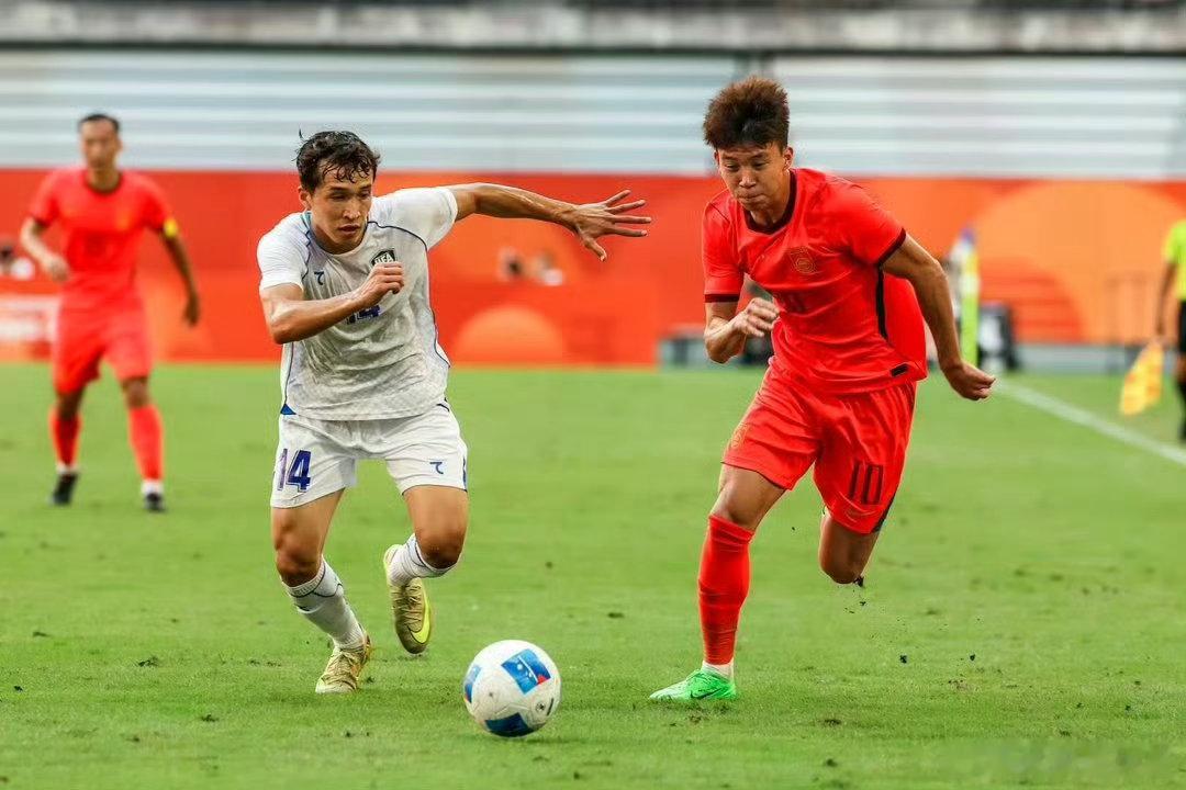 U23国足更衣室庆祝亚运夺铜U23国足铜牌 亚运铜牌点亮更衣室！拜合拉木领舞，全