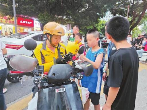 深圳华强北叫停“跑楼小孩”送外卖叫停小孩哥送外卖是合理的，毕竟都是未成年人，万一
