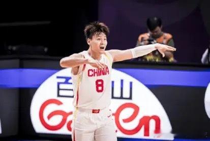 “还能在队里一分钟就会尽一分钟的全力，因为我们心中都还有未完成的梦想。”带着大家