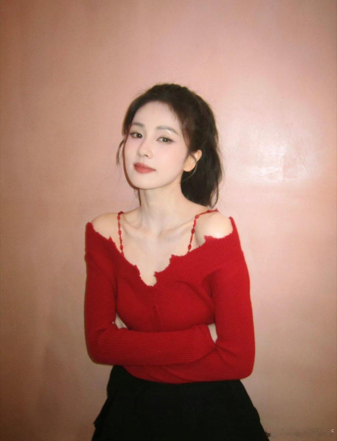 白鹿驯猴 白鹿今晚的直播造型图，简约穿搭好美好漂亮。 