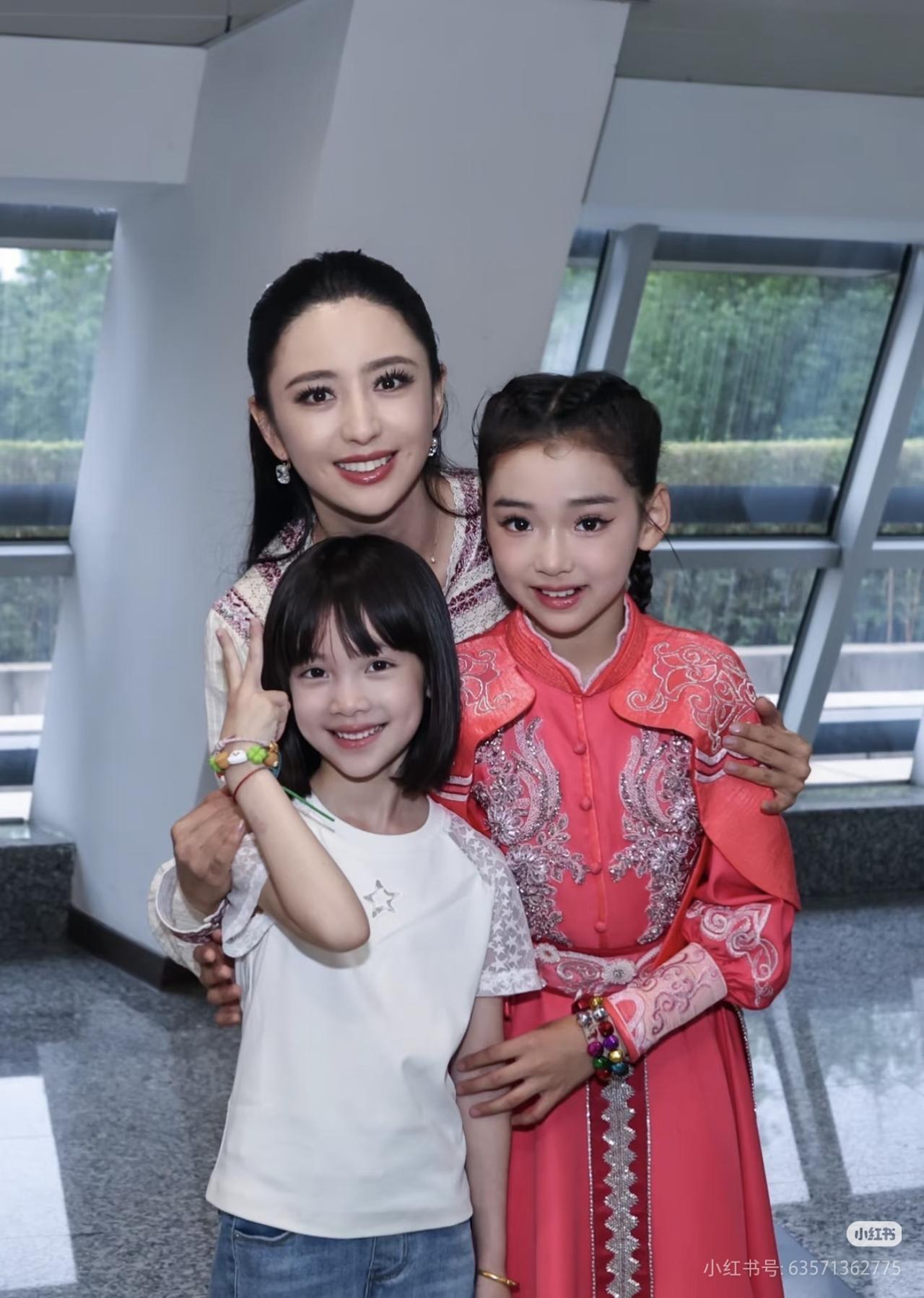 温馨～大美女和两枚小美女