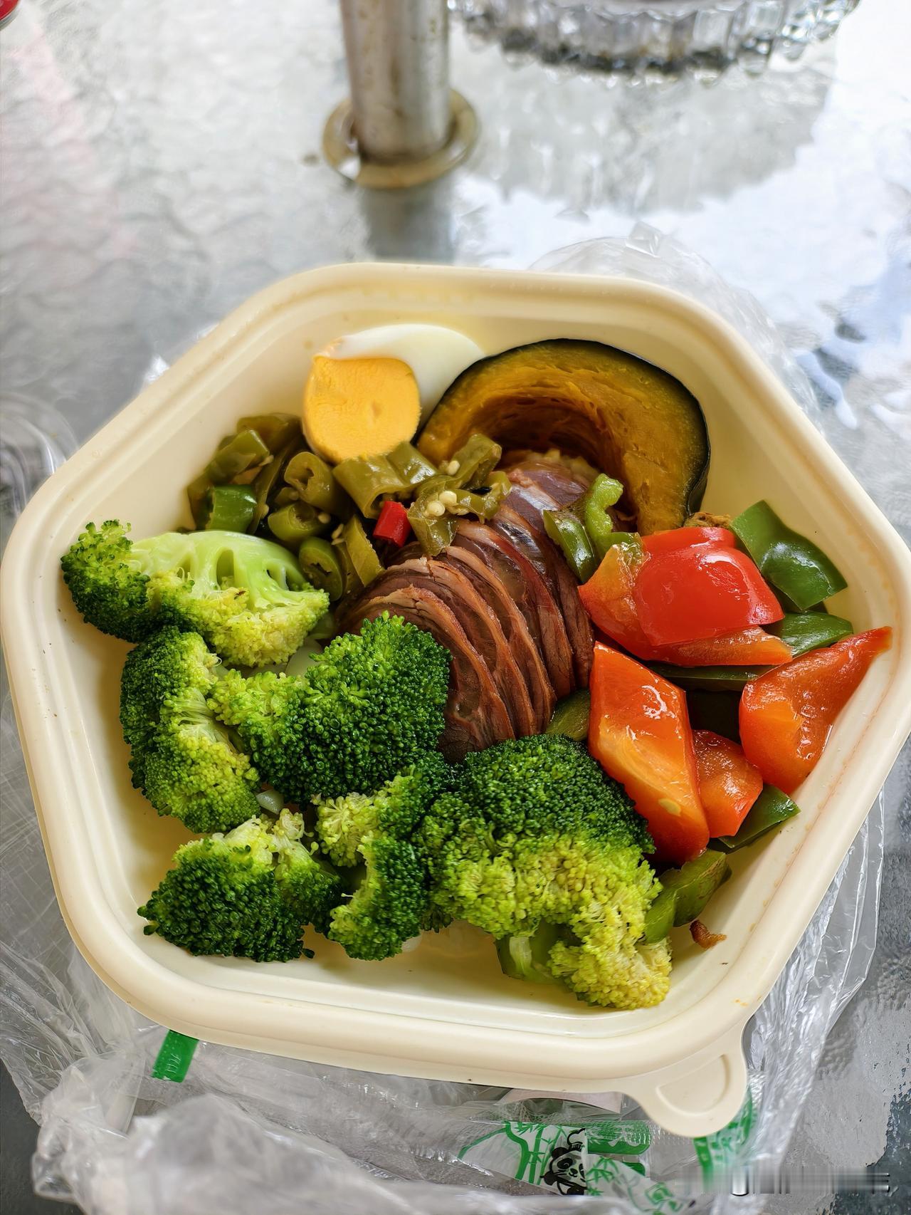 弟弟在尝试减肥，每天花20块钱买一份减脂餐，因为和老板娘是老乡，颇为照顾，天天亲