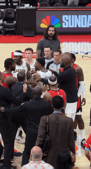 结束了还吵个嘚儿！不服改日再战。
湖人大比分失利，火箭拒绝被横扫。
詹姆斯状态一