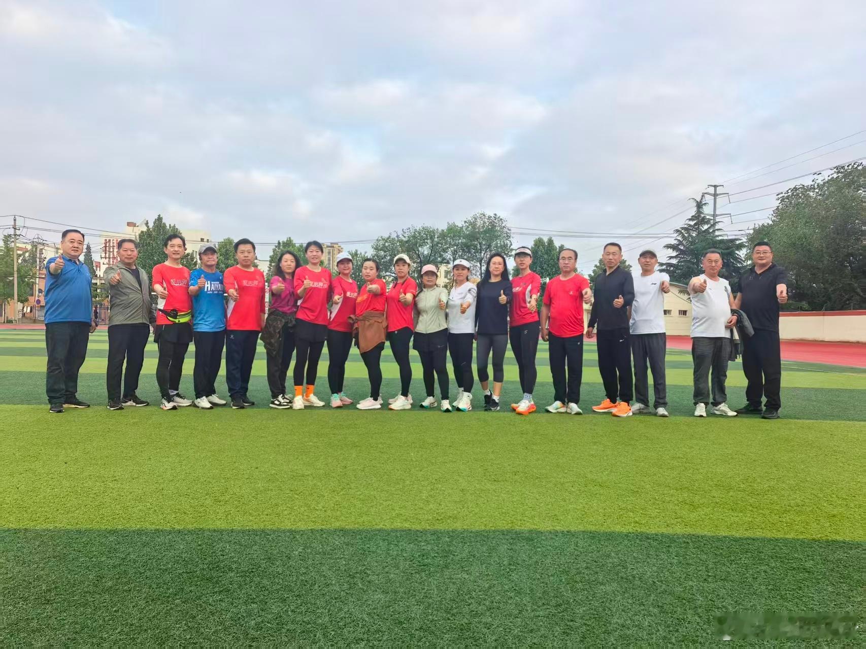 晨雾再浓，也挡不住黎明脚步的光，青岛黎明脚步的伙伴们，又一次用奔跑开启元气满满的