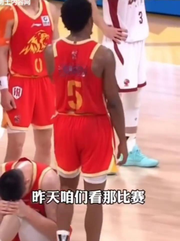 胡金秋遭迪亚洛顶到膝盖倒地并被坐到其痛苦。
昨天看比赛，赵睿有一个也是撞到膝盖，