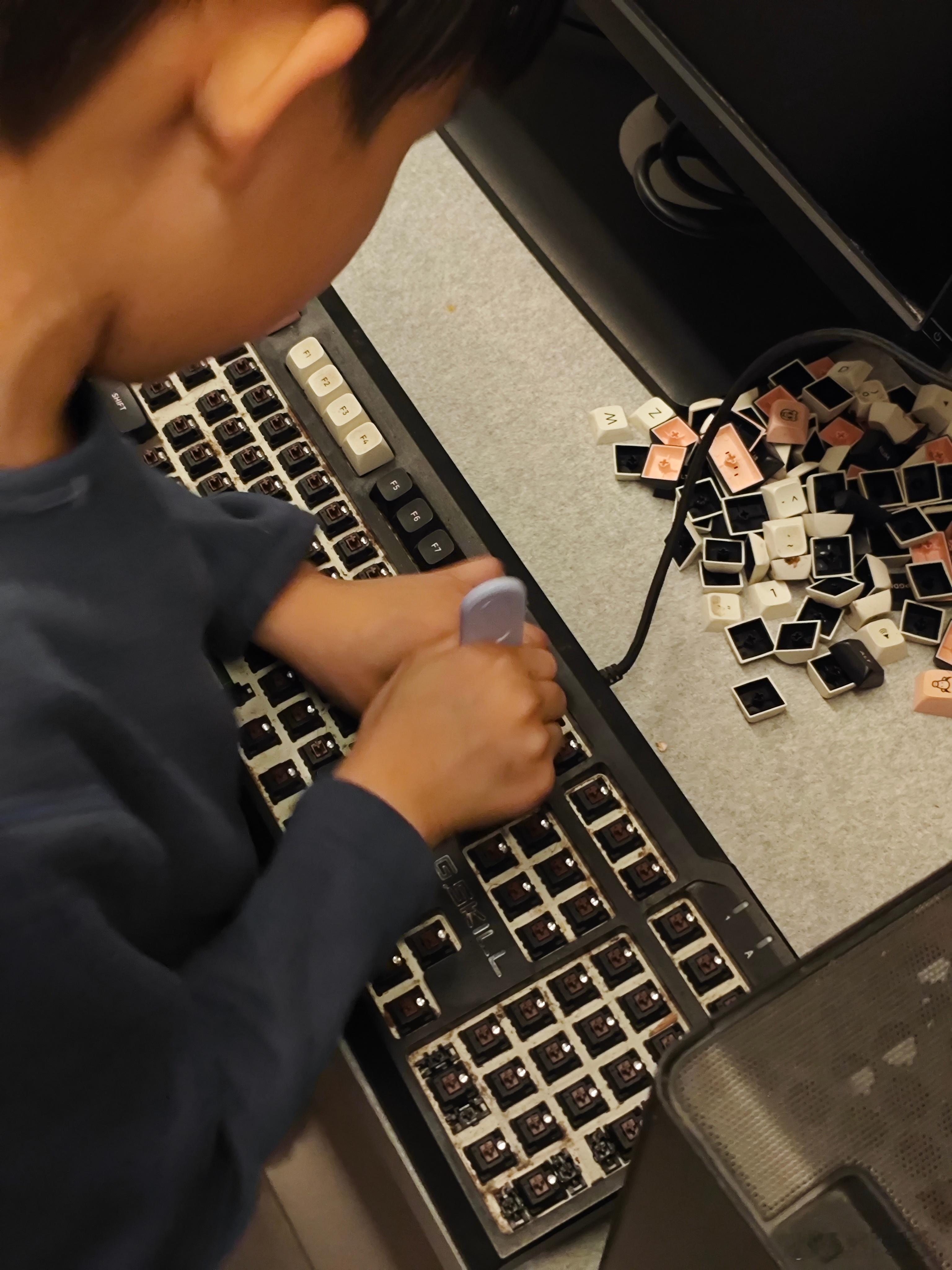 心血来潮洗键盘拆键帽，有免费劳动力真好，还不用动员，不用教，一看就会，干的又快又