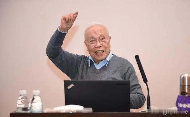 87岁的姜伯驹院士直言不讳：“这不是外部势力要制约我们，而是我们在教育上给自己套