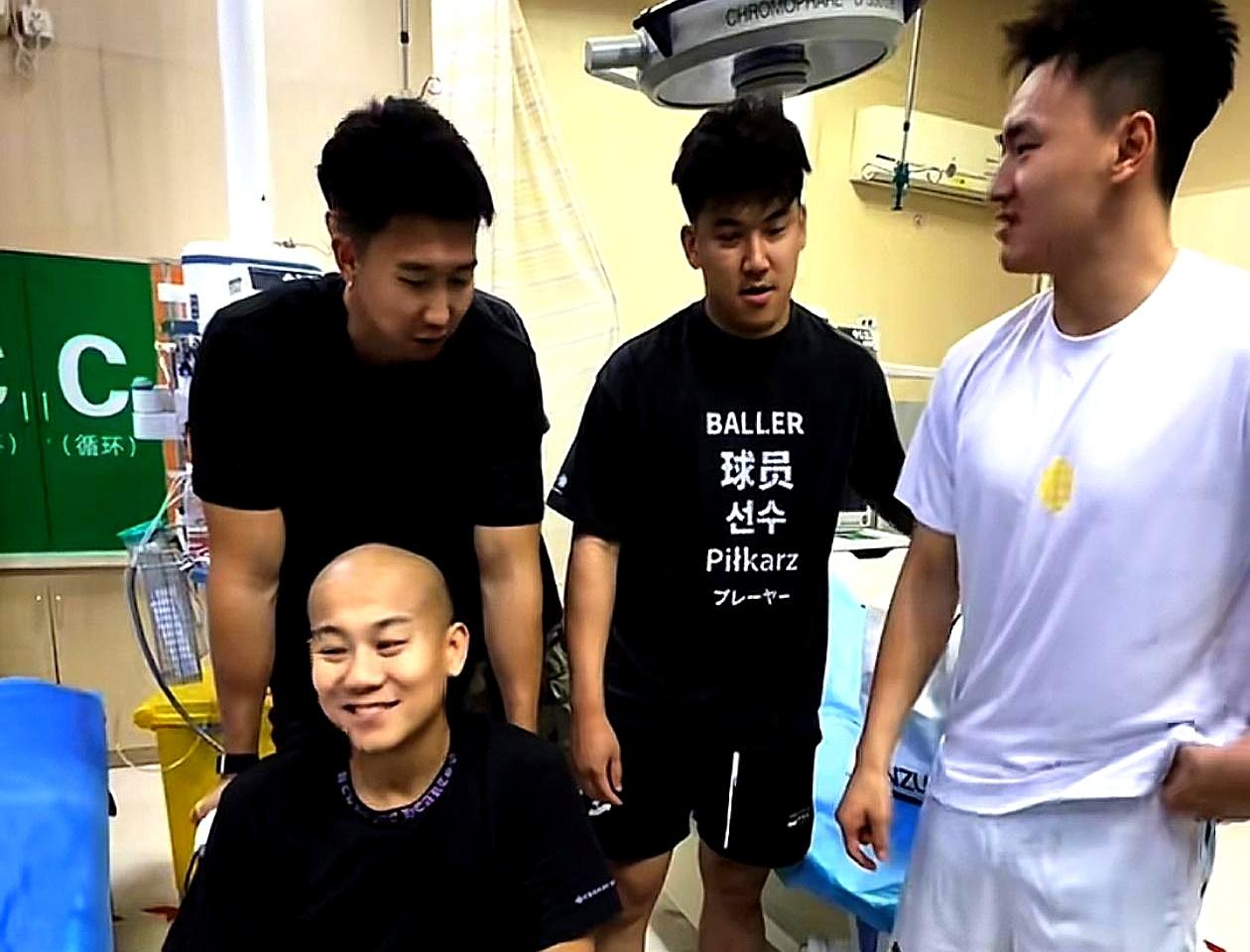 急停变向的一瞬，网红街球手曹芳抱膝倒地——前交叉韧带断裂。
对职业是噩梦，对街球