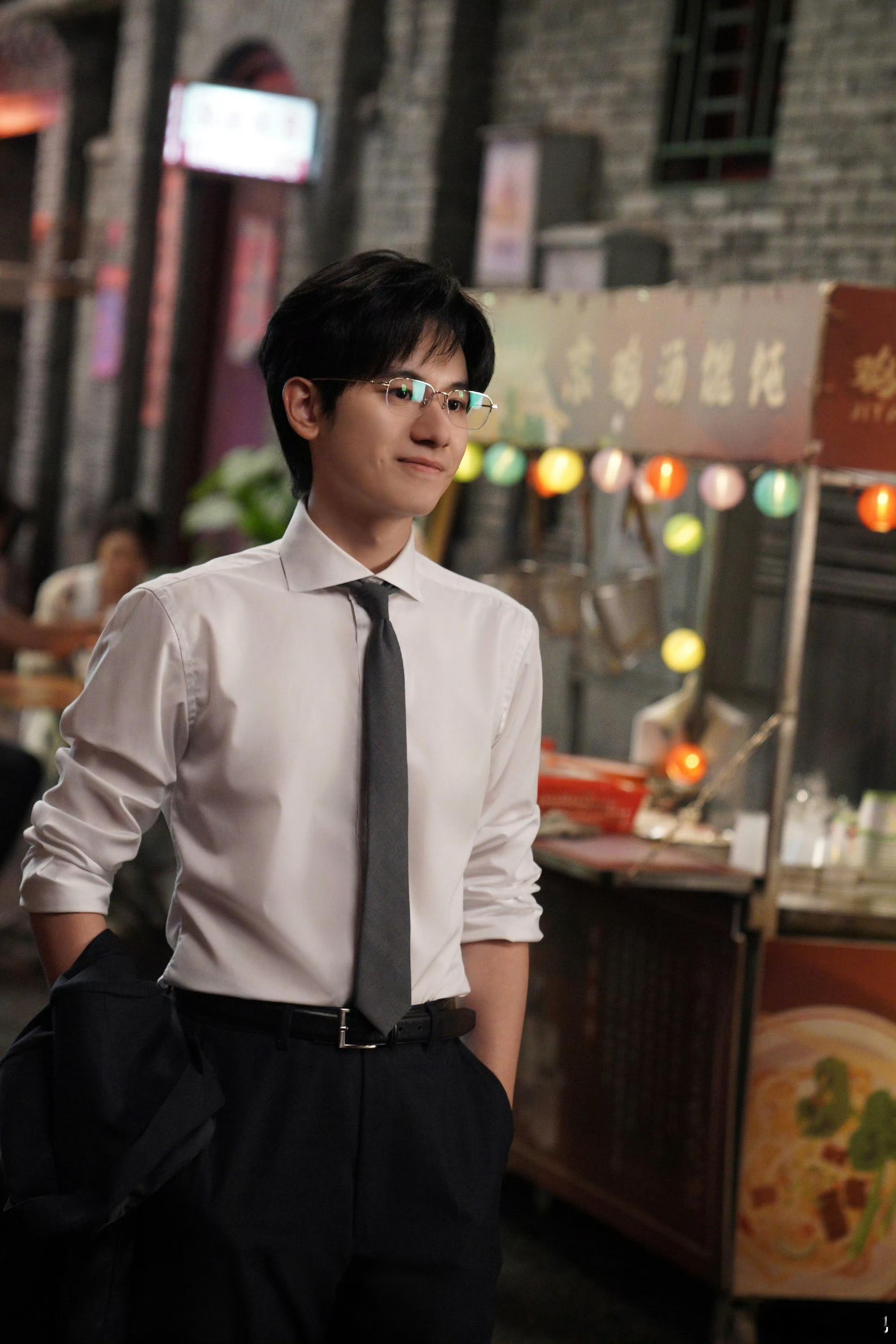 胡先煦也到了以色侍人的年纪西装+金丝眼镜，年轻！貌美！又禁欲！履历优秀、专业实力