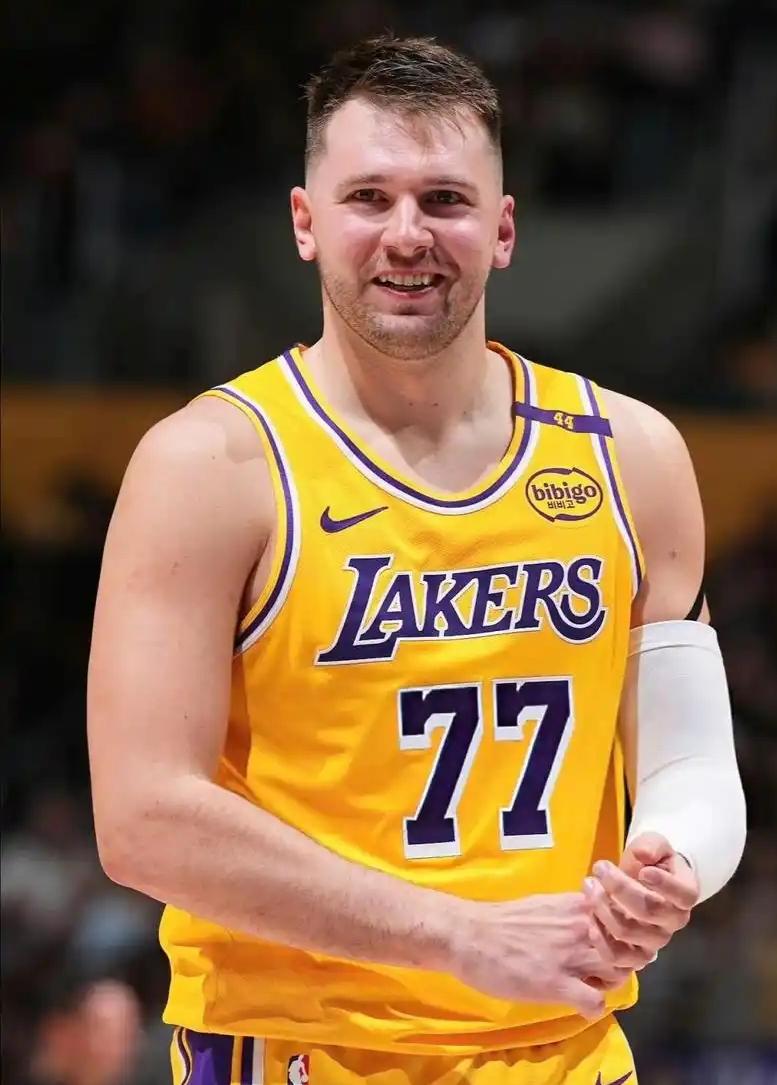 阿里纳斯在节目中为东契奇打抱不平。
他说，东契奇带队要82胜0负才有机会成为MV