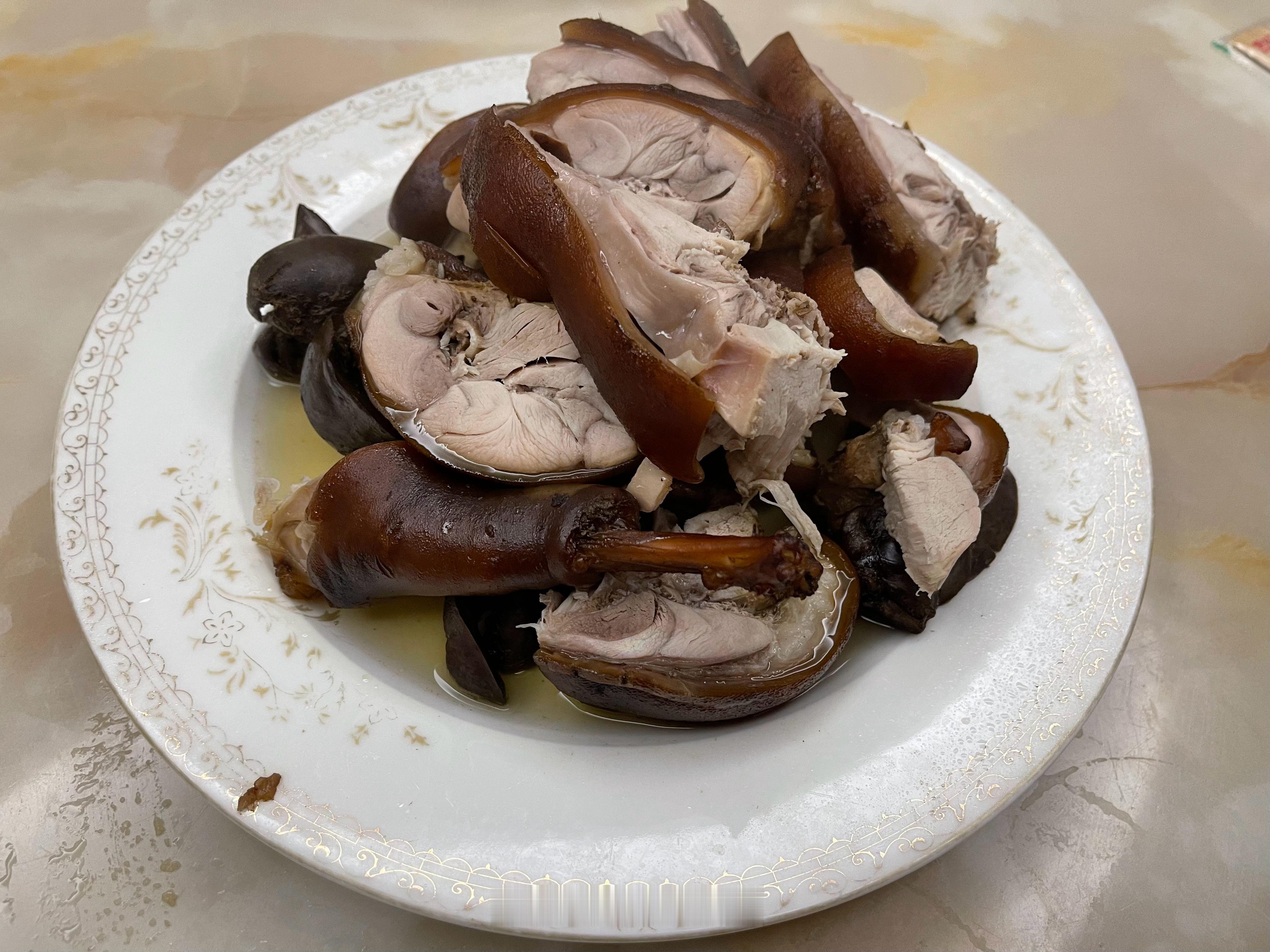 烤兔肉+鸭肠配点啤酒，中年男人唯一的快乐[嘻嘻] 