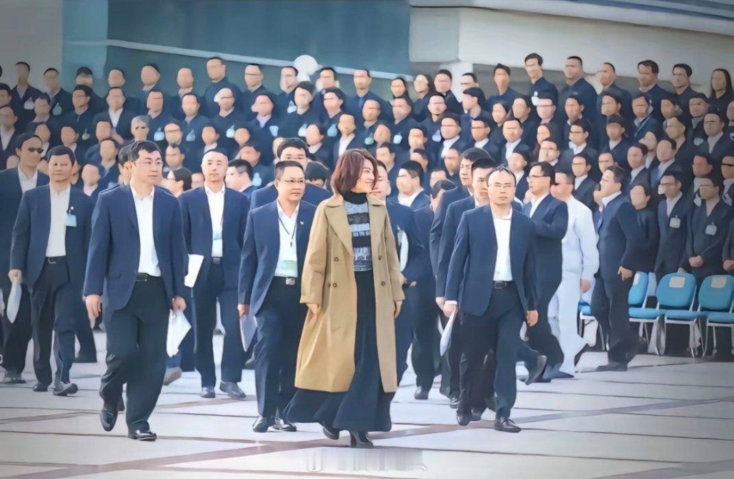 [苦涩]这张照片看得我眼睛红红的，请继续稳稳地坐在这个位置上发光发热！ ​​​
