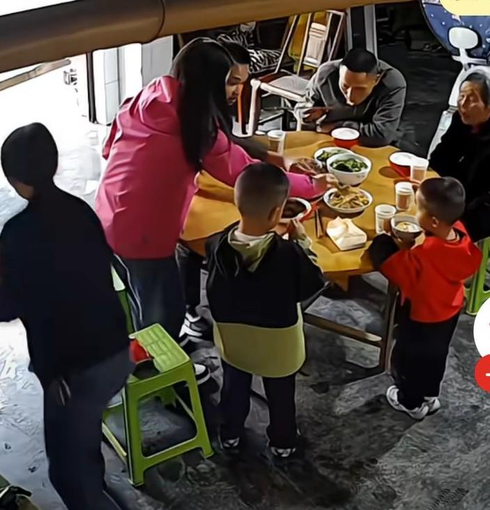 女子在娘家站起来夹菜，妈妈在后边顺手将凳子拿走，导致女儿摔倒，丈夫说，
这是我老