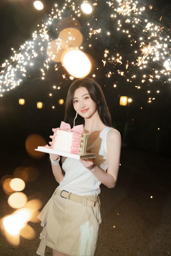 景甜晒庆生照景甜晒37岁庆生照 景甜生日晒出夜色美照，37岁的她魅力不减，从蛋糕