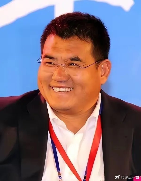 在汶川地震时，一名百亿富豪直接捐款3000万元，然而在救灾晚会上，他临时变卦，偷